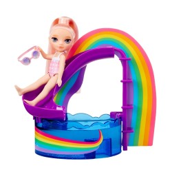 „Rainbow High Littles“ žaidimų rinkinys  „DIENA PRIE BASEINO“ su lėlytė