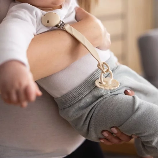Babyono čiulptuko laikiklis silikoninis rožinis 1469/01 Babyono čiulptuko laikiklis silikoninis rožinis 1469/01